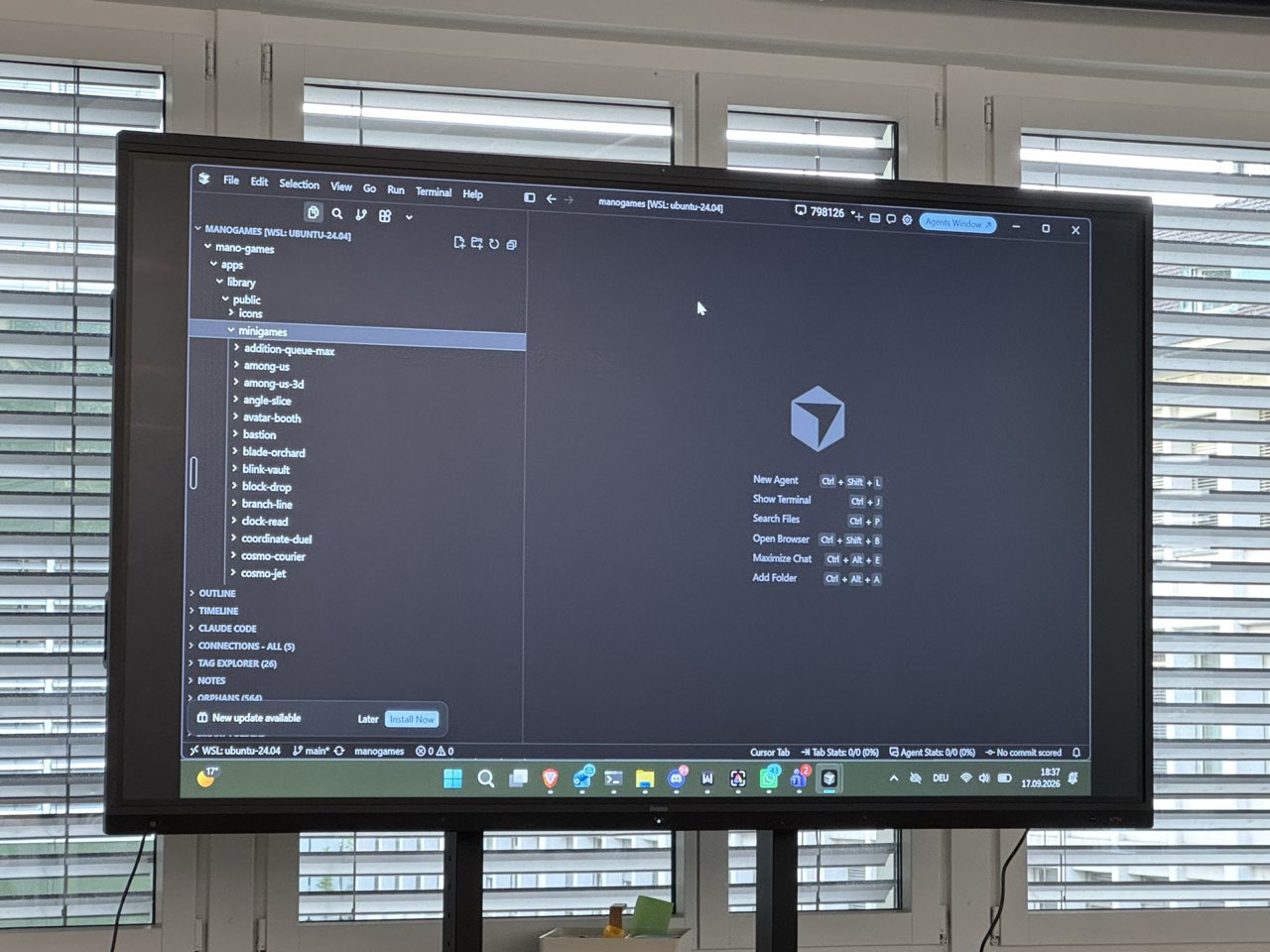 Ein grosser Bildschirm zeigt einen Code-Editor, links eine Ordnerliste mit den einzelnen Minispielen von Mano Games