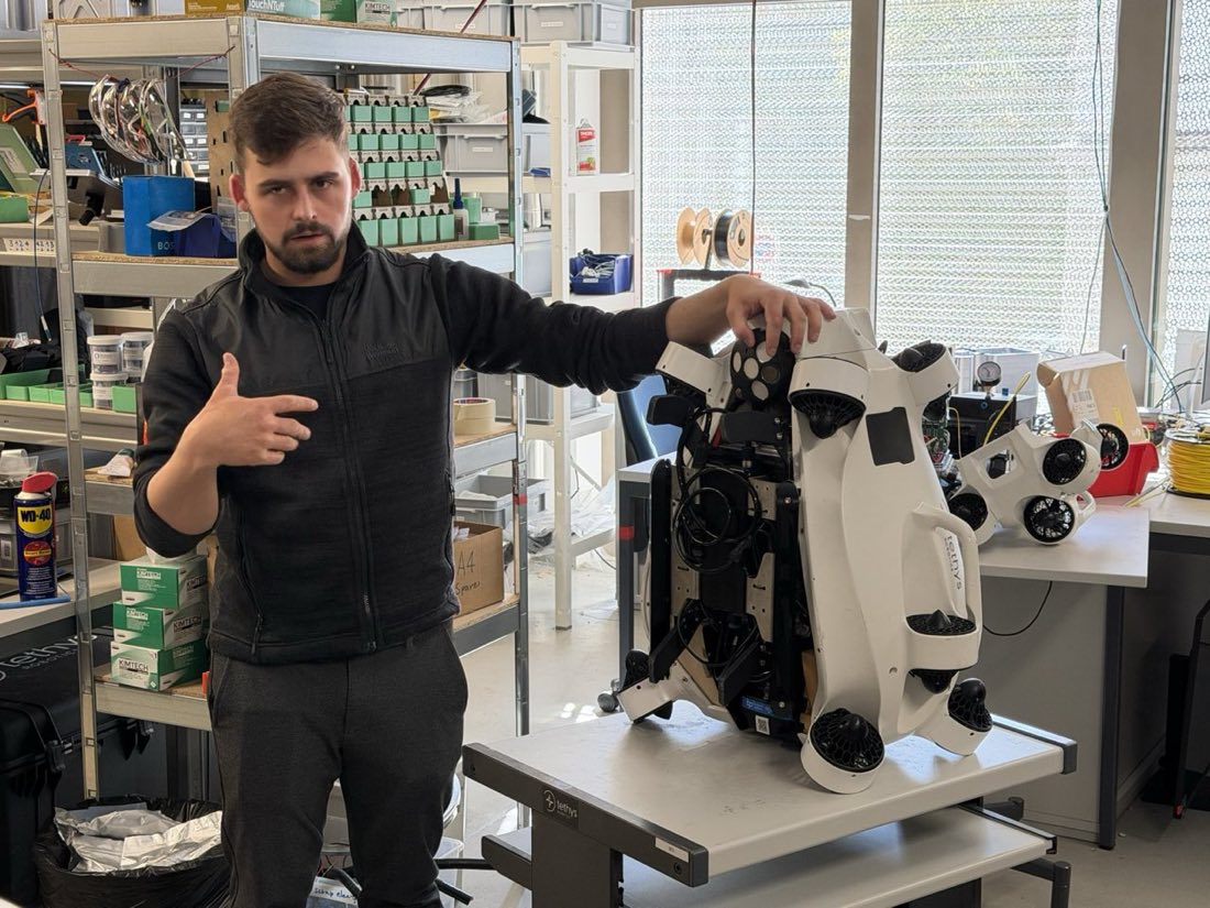 Jonas Wüst zeigt den Tethys-Roboter